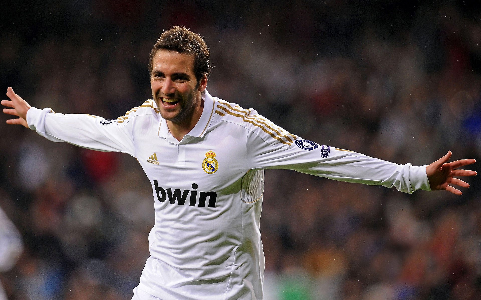 足球公益广告频繁出现在城市地标，足球公益广告频繁出现在城市地标中